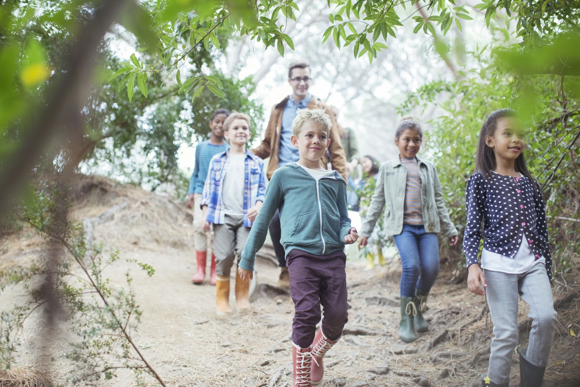 Schulklasse mit Lehrer beim Wandertag in der Natur