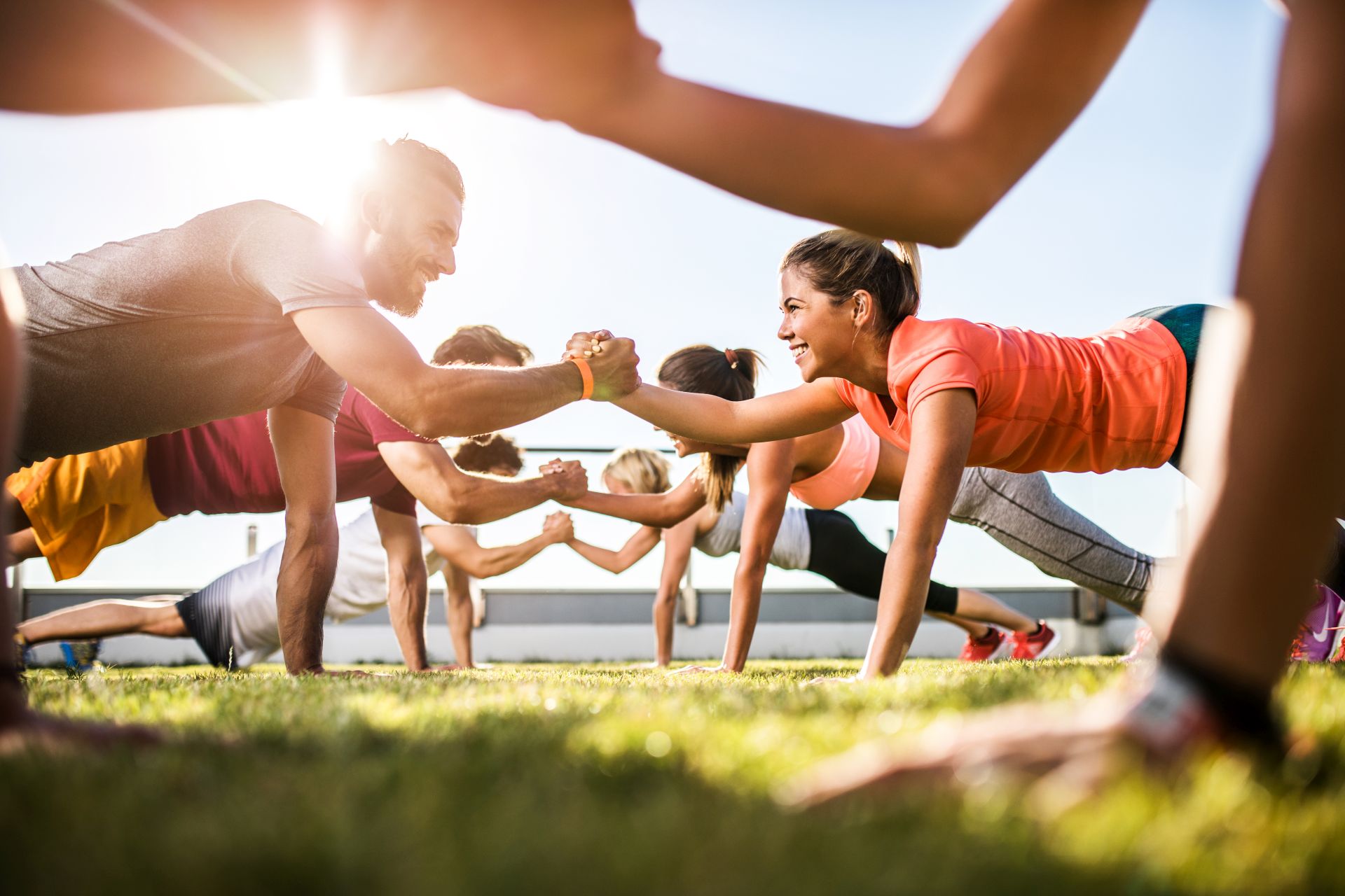 Sportgruppe beim gemeinsamen Team-Training im Freien