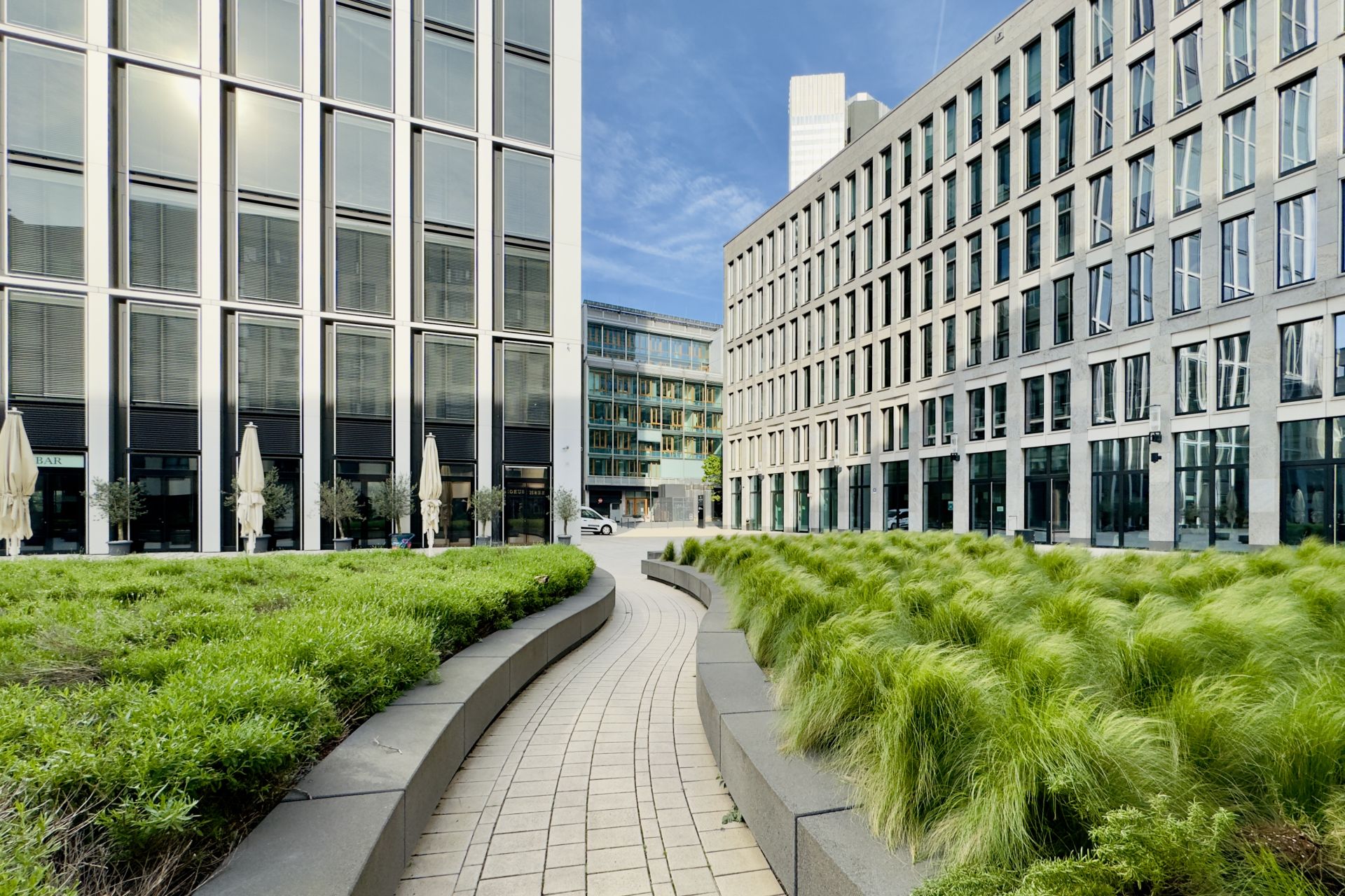 Moderne Unternehmensgebäude mit begrünter Architektur